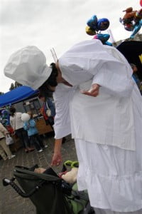 piekarzowi na szczudłach udało się schylić nawet do wózka żeby umazać Julci nosek mąką :)