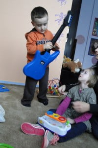 chłopak z gitrarą... :)