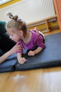 na brzuszku Małe Gacno, turnus, Neuron, NDT, rehabilitacja