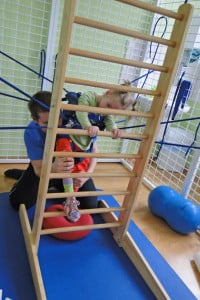 wchodzimy na drabinkę Małe Gacno Neuron rehabilitacja, pająk, drabinka