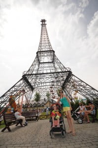 Wieża Eiffla inwałd park miniatur