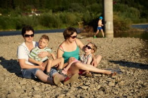 nad wodą, na kamienistej plaży, Kacperek i Julcia