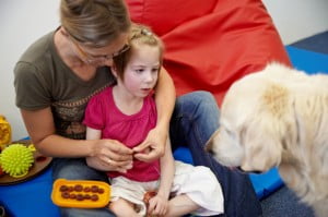 nakładanie jedzonka dla Yoko na żyłkę Michałkowo, ćwiczenia, rehabilitacja, turnus, dogoterapia