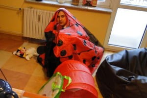 posłaniec przywiózł prezent i musiał go jeszcze rozłożyć :)