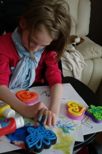 pełne skupienie julka i my, farbki, prace domowe, stempelki, zabawa