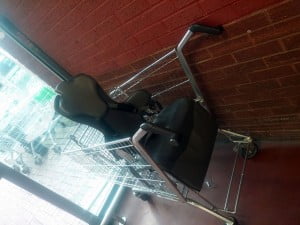 wózeczek czekał na nas :)  wózek sklepowy dla niepełnosprawnych , ASDA Manchester, porażenie mózgowe,